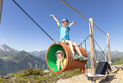 Kinder beim Spielen in Pepis Klettergarten